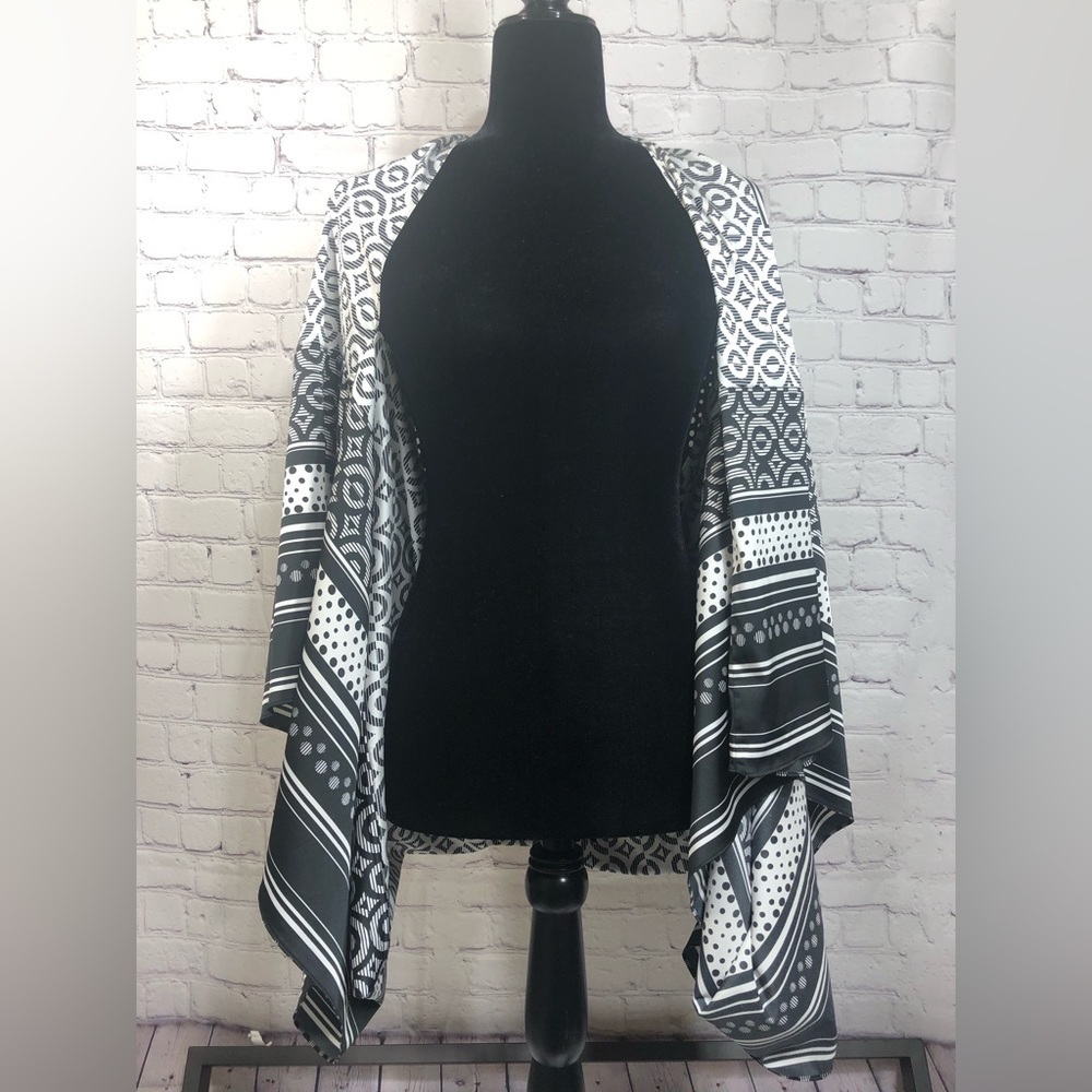 Chicos black label top kimono